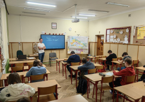 Uczniowie w czasie pisania testu