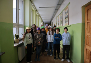 Uczniowie w nietypowach czapkach