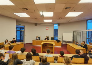 Uczniowie w czasie symulacji sądowej