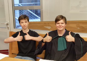 Uczniowie w czasie symulacji sądowej