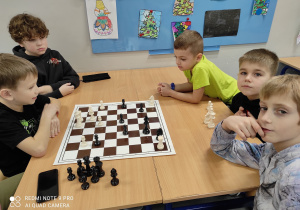 Uczniowie grający w szachy.