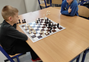 Uczniowie grający w szachy.