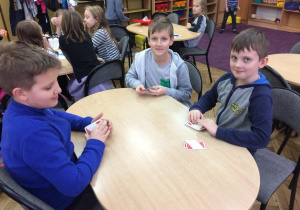 Dzieci grające w karty