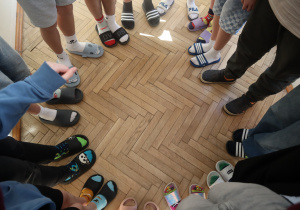 Uczniowie w klapkach z sandałami.