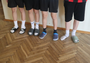Uczniowie w klapkach z sandałami.