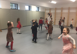 Przedszkolaki tańczące na sali gimnastycznej