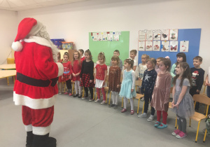 Przedszkolaki ze świętym Mikołajem
