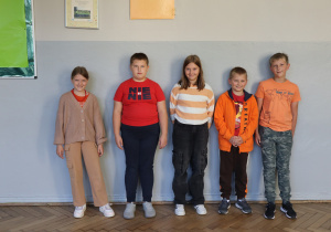 Zdjęcie grupowe uczniów w strojach w kolorach jesiennych