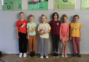 Zdjęcie grupowe uczniów w strojach w kolorach jesiennych