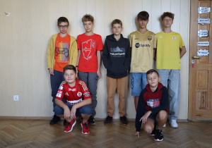 Zdjęcie grupowe uczniów w strojach w kolorach jesiennych