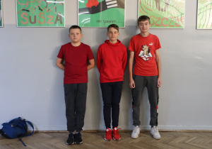 Zdjęcie grupowe uczniów w strojach w kolorach jesiennych