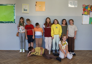Zdjęcie grupowe uczniów w strojach w kolorach jesiennych