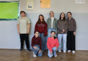 Zdjęcie grupowe uczniów w strojach w kolorach jesiennych
