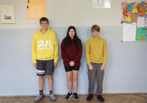 Zdjęcie grupowe uczniów w strojach w kolorach jesiennych