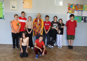 Zdjęcie grupowe uczniów w strojach w kolorach jesiennych