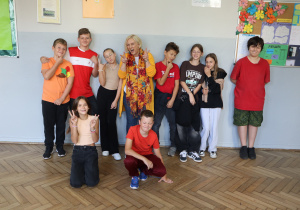 Zdjęcie grupowe uczniów w strojach w kolorach jesiennych
