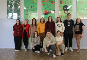 Zdjęcie grupowe uczniów w strojach w kolorach jesiennych