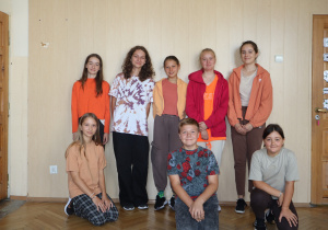 Zdjęcie grupowe uczniów w strojach w kolorach jesiennych