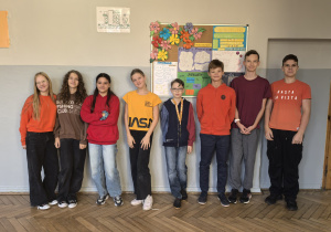 Zdjęcie grupowe uczniów w strojach w kolorach jesiennych