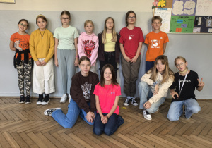 Zdjęcie grupowe uczniów w strojach w kolorach jesiennych