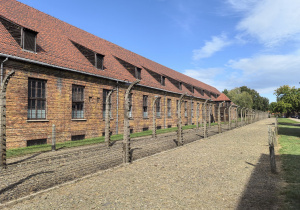 Zdjęcie zabudowań obozu Auschwitz-Birkenau