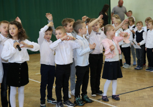 Zdjęcie grupowe uczniów w czasie występów