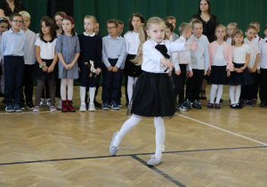 Zdjęcie grupowe uczniów w czasie występów