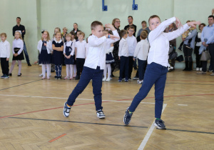 Zdjęcie grupowe uczniów w czasie występów