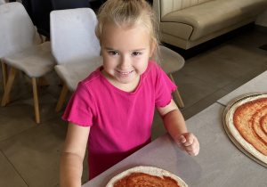 Zdjęcie grupowe przedszkolaków w pizzerii