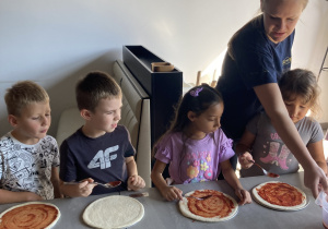 Zdjęcie grupowe przedszkolaków w pizzerii