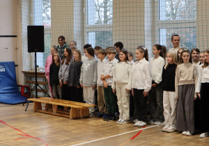 Zdjęcie grupowe uczniów śpiewających hymn