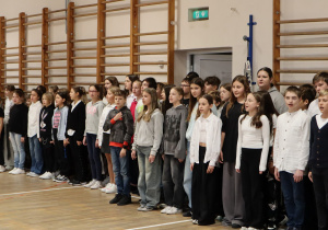 Zdjęcie grupowe uczniów śpiewających hymn