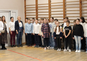 Zdjęcie grupowe uczniów śpiewających hymn
