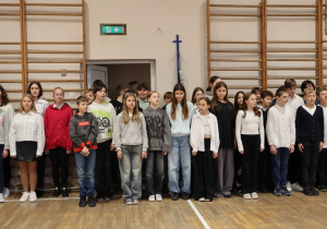 Zdjęcie grupowe uczniów śpiewających hymn