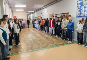 Zdjęcie grupowe uczniów śpiewających hymn
