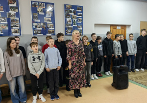 Zdjęcie grupowe uczniów śpiewających hymn