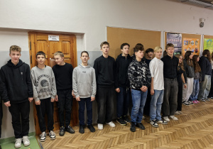 Zdjęcie grupowe uczniów śpiewających hymn