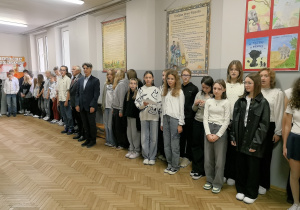 Zdjęcie grupowe uczniów śpiewających hymn