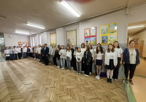 Zdjęcie grupowe uczniów śpiewających hymn