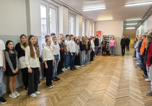 Zdjęcie grupowe uczniów śpiewających hymn