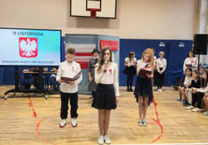 Uczniowie uczestniczący w apelu