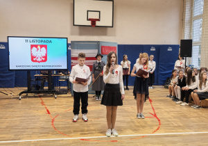 Uczniowie uczestniczący w apelu
