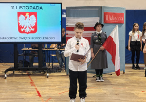Uczniowie uczestniczący w apelu