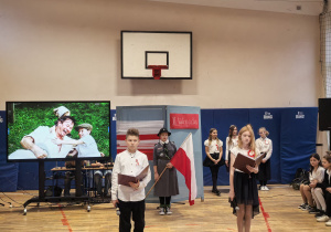 Uczniowie uczestniczący w apelu