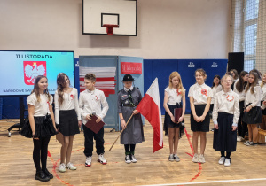 Uczniowie uczestniczący w apelu