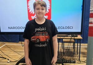 Uczeń w koszulce "polski Maluch"