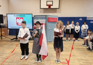 Uczniowie uczestniczący w apelu