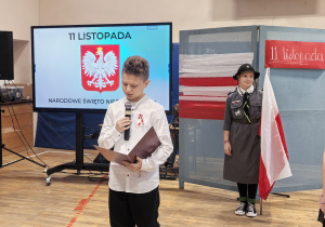 Uczniowie uczestniczący w apelu