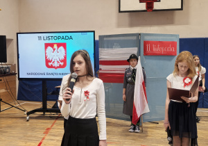 Uczniowie uczestniczący w apelu