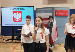 Uczniowie uczestniczący w apelu